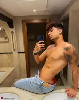 614453800 - Soy Bruno, un joven latino con tatuajes chulos.
