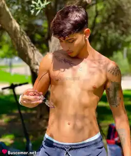 614453800 - Soy Bruno, un joven latino con tatuajes chulos.