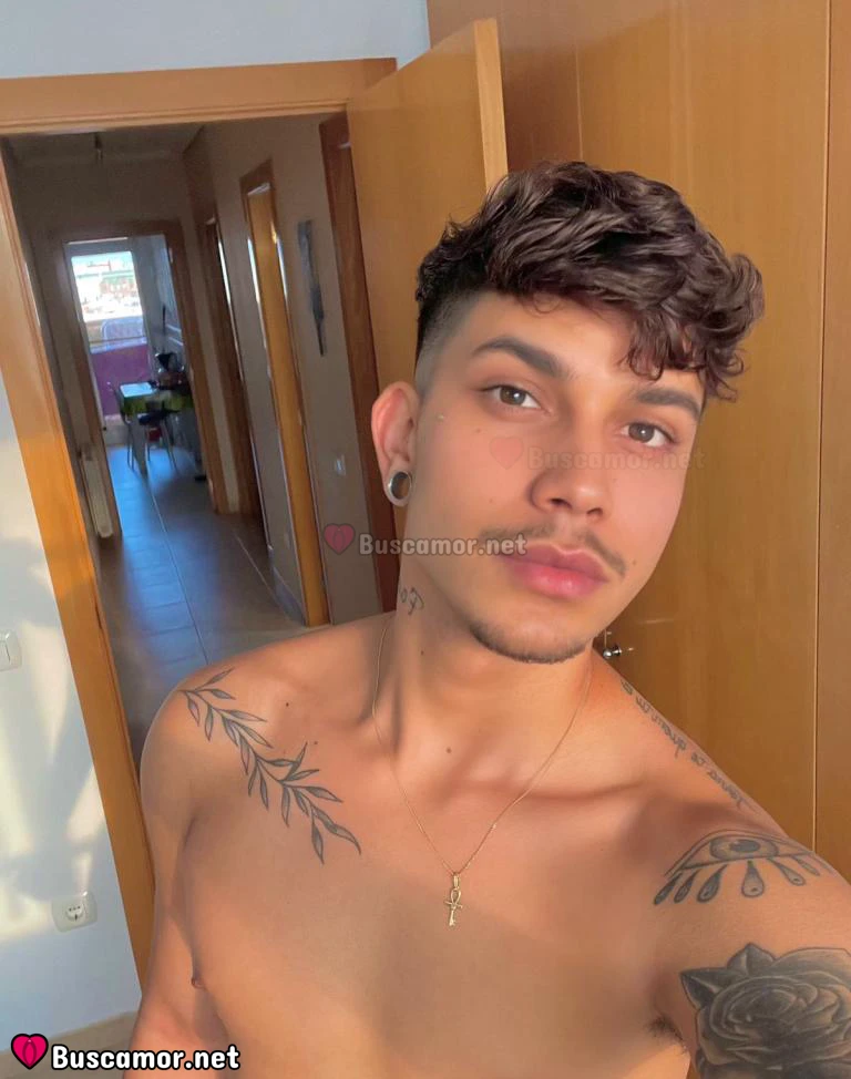 614453800 - Soy Bruno, un joven latino con tatuajes chulos.