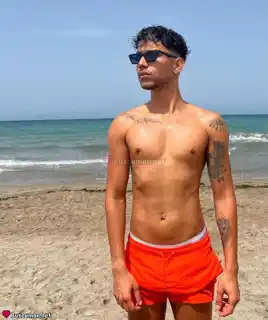614453800 - Soy Bruno, un joven latino con tatuajes chulos.