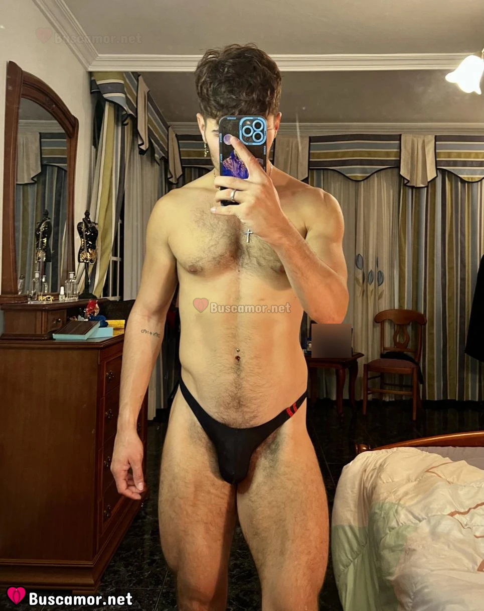 673306408 - chico joven canario