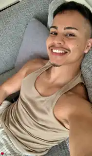 613853735 - Jhonan quiere disfrutar y reir juntos