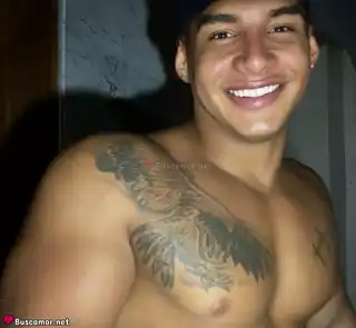 674045903 - Soy un joven colombiano atletico y serio.
