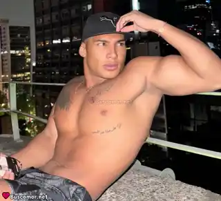 674045903 - Soy un joven colombiano atletico y serio.