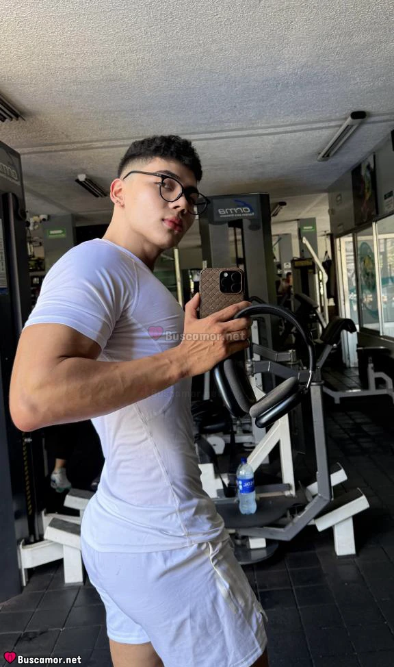604280476 - Joven