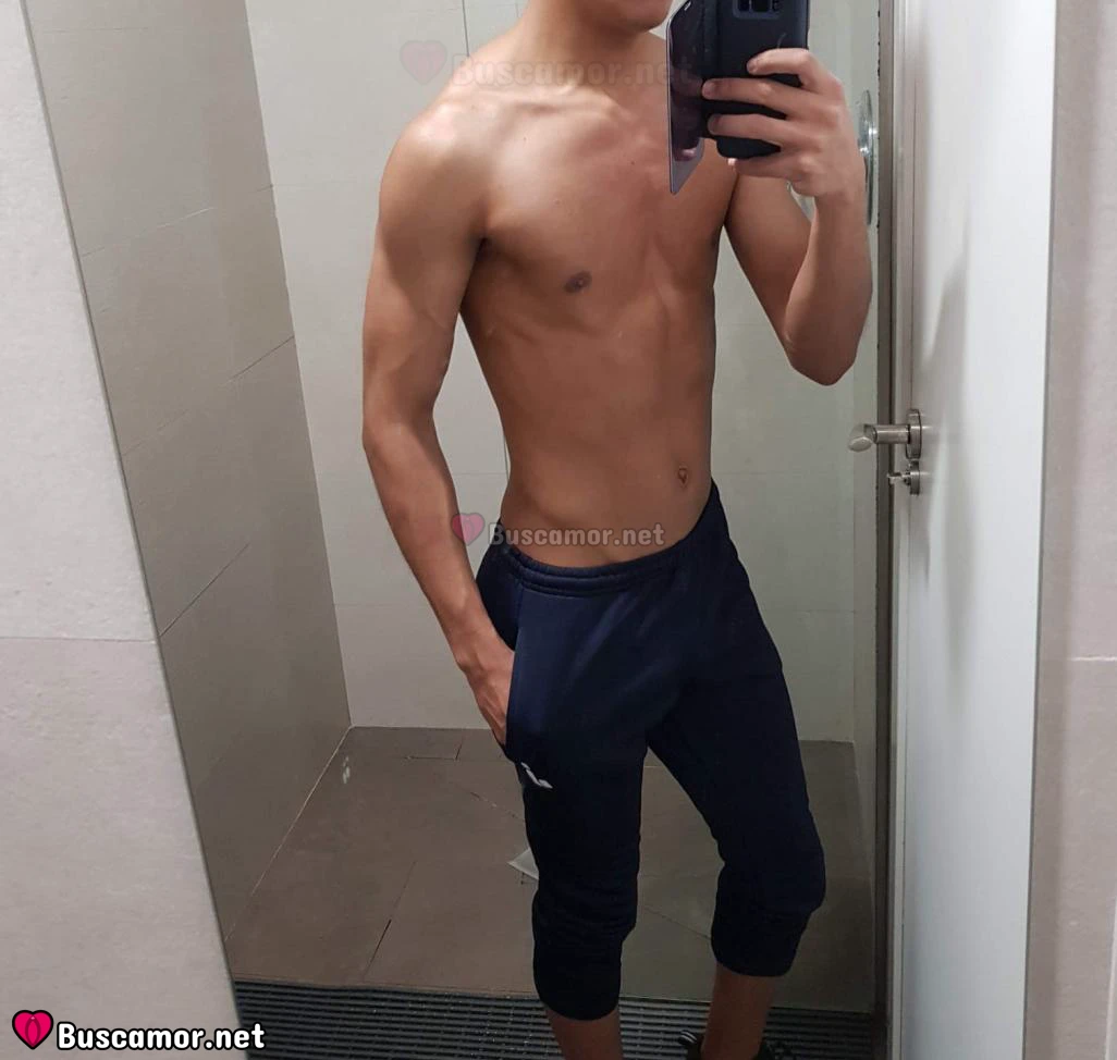 690768747 - Moreno joven busca cosas interesantes
