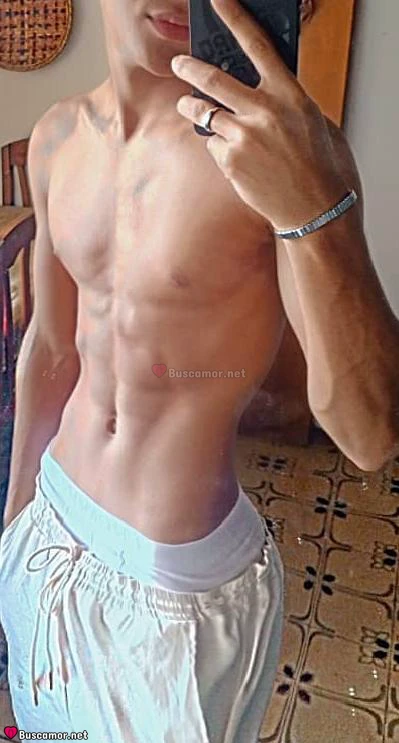 697812662 - Latino con pasion.