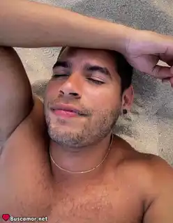 664885910 - Morenazo latino de paso, buscando diversión.