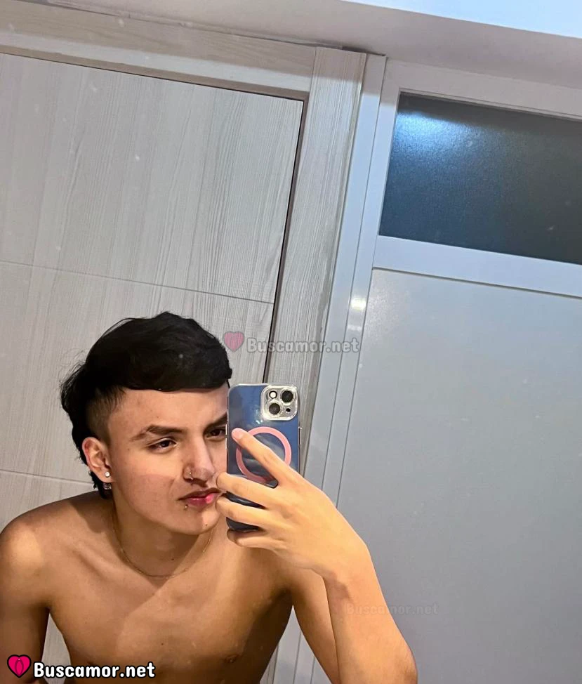 604388397 - Joven latino