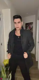 643153542 - Soy Esteban, un chico muy atento.