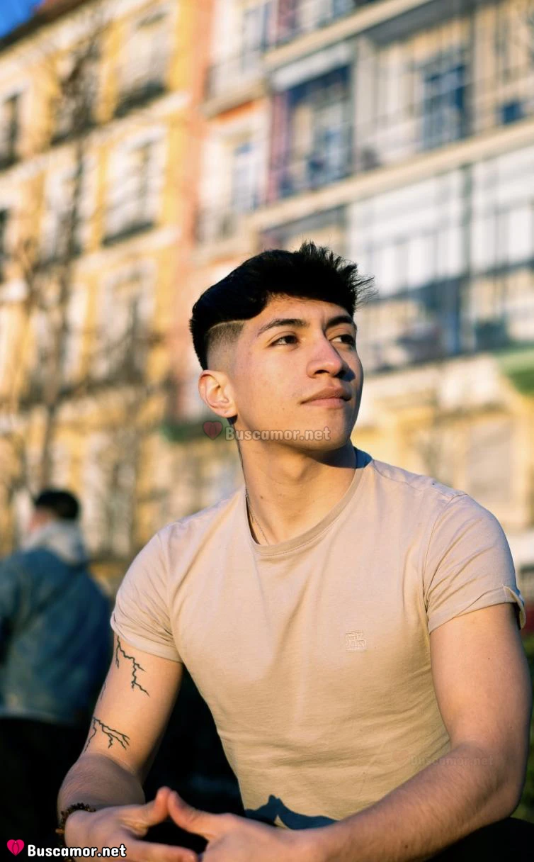 603389812 - Soy un chico joven latino.