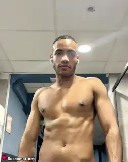 647888215 - Dan Latino tiene un encanto que no puedo resistir.