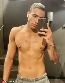 647888215 - Dan Latino tiene un encanto que no puedo resistir.