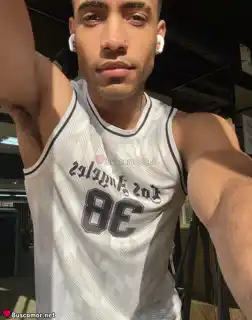 647888215 - Dan Latino tiene un encanto que no puedo resistir.