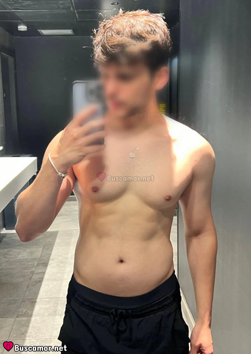 664368992 - Soy Alejandro, un hombre elegante y sofisticado.