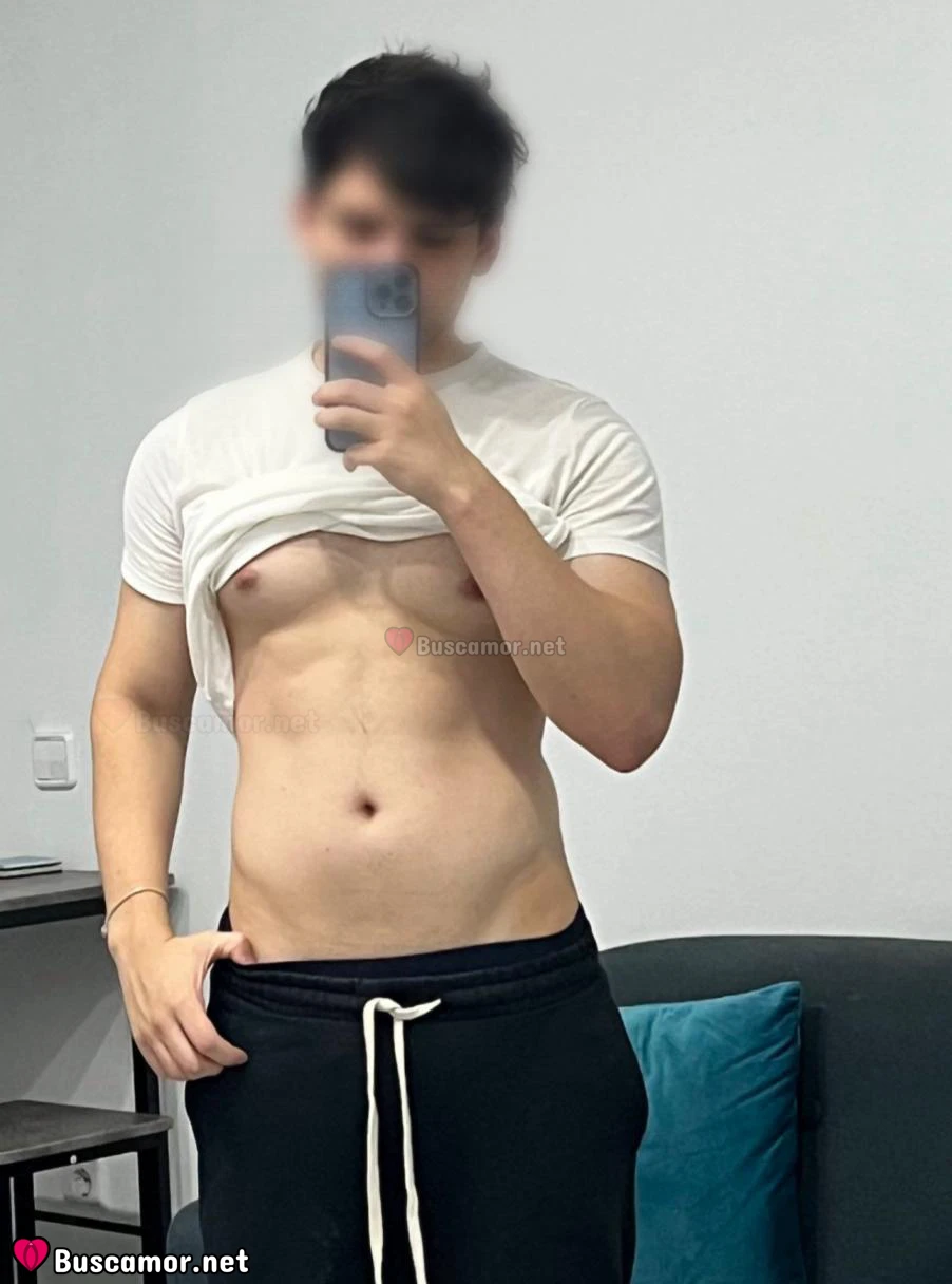 664368992 - Soy Alejandro, un hombre elegante y sofisticado.