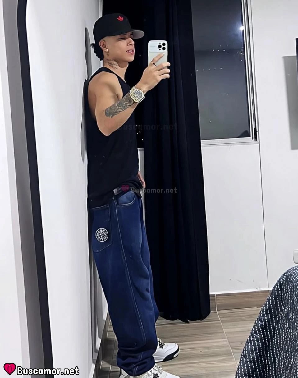 722692956 - Andrés busca la mejor fiesta en la ciudad.