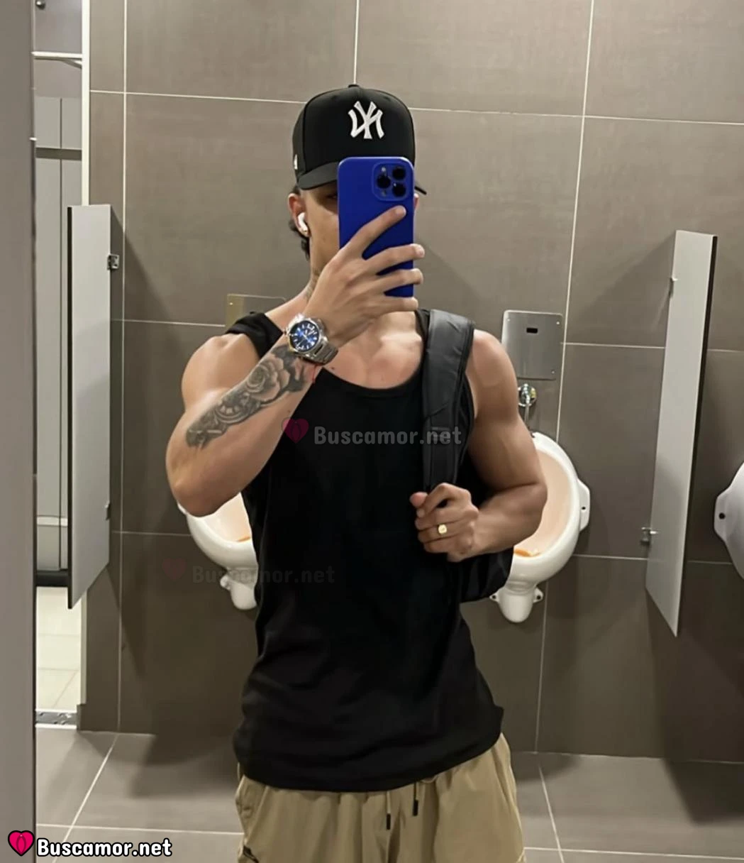 722692956 - Andrés busca la mejor fiesta en la ciudad.