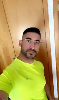 689103891 - Mikel busca una conexión real.