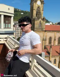 642807190 - Bastian busca amor.