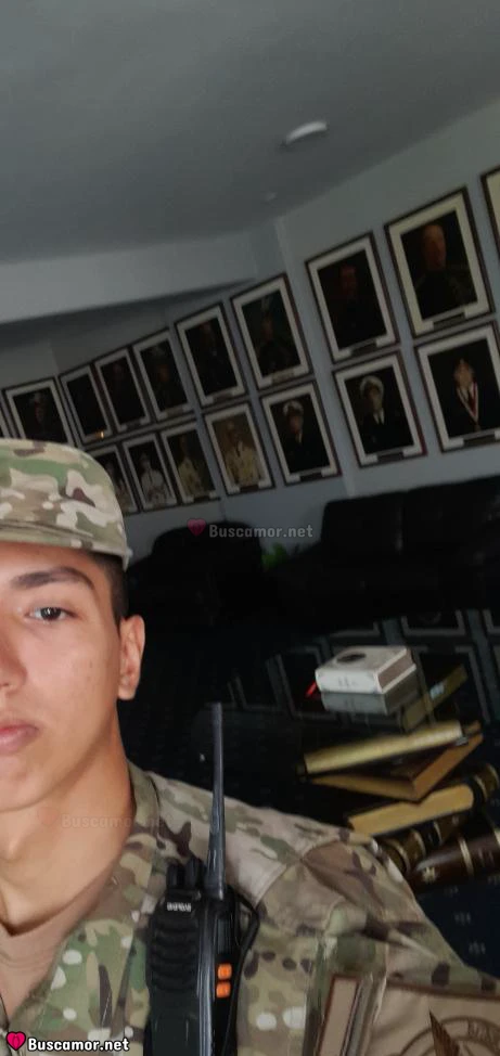 661563533 - Joven latino