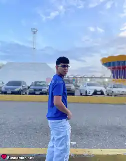 677771890 - Javi Latino busca conexiones auténticas.