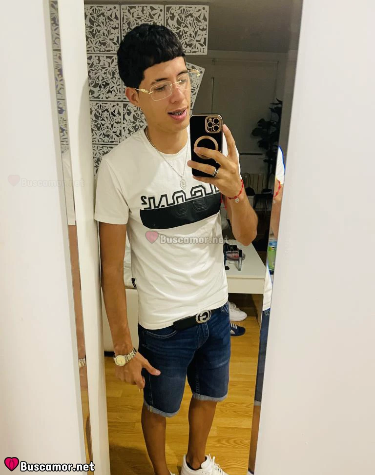 621081664 - Chico acompáñame joven y atento