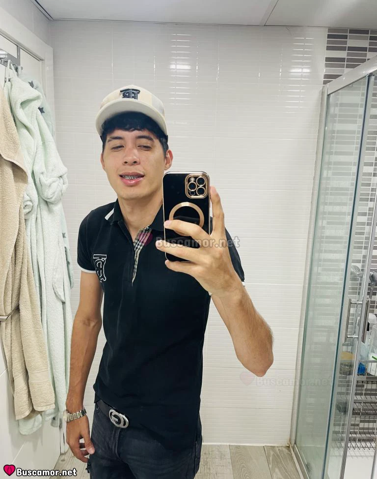 621081664 - Chico acompáñame joven y atento