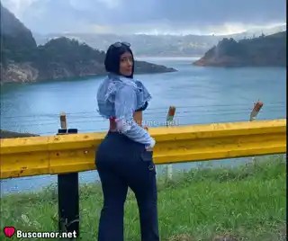 632274810 - Una curvi de piel morena