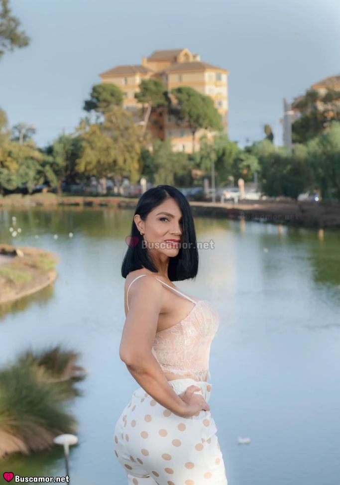 604279572 - Alana busca amor y diversión.