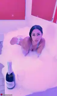 603254393 - Soy guapa, me gusta salir con mis amigos