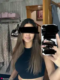 613558935 - Elche me abraza, su calma me envuelve en un sueño sereno.