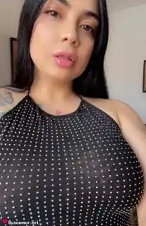 642805837 - Karina busca algo especial en este mundo