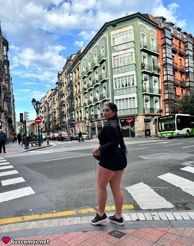 611309250 - Lizeth busca algo divertido.