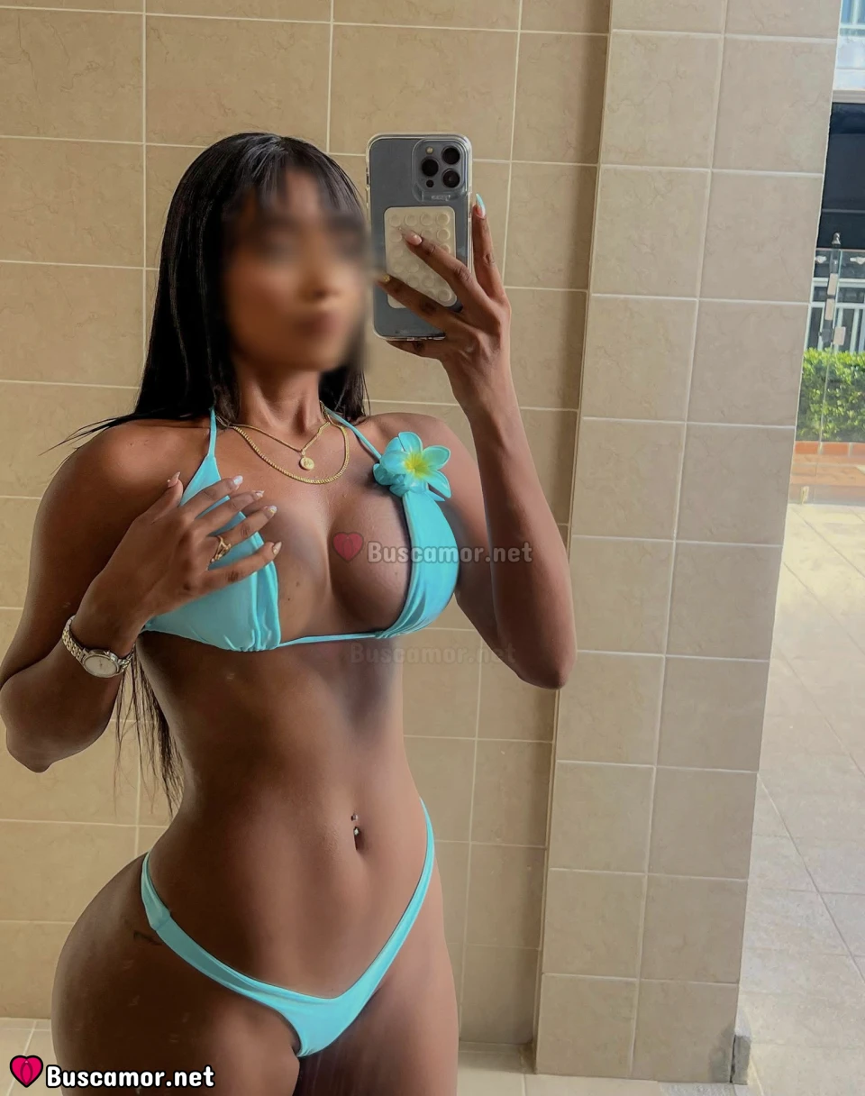 667088526 - soy morena latina y amo las rosas