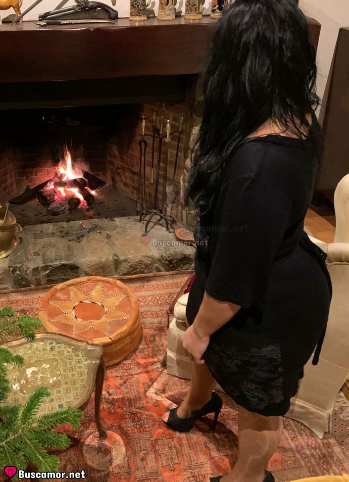636844013 - Soy una chica curvy divertida.