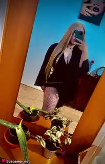 641381782 - Mikaela busca a alguien que no tenga drama.