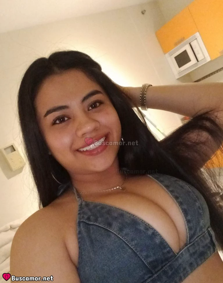 617414745 - Karen le gusta viajar mucho.