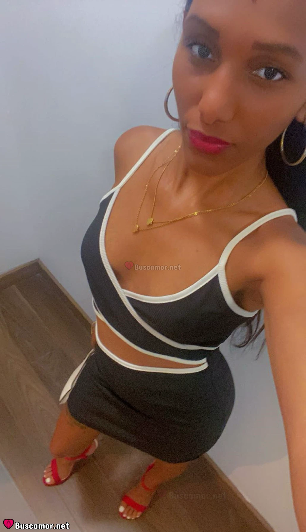 645207151 - Hola, soy Eli, una chava dominicana de 24 años. Busco conectar soy pura buena vibra y sonriente.
