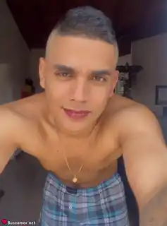 661283105 - Ey, soy yo, un latino trigueño listo para pasarla de maravilla.