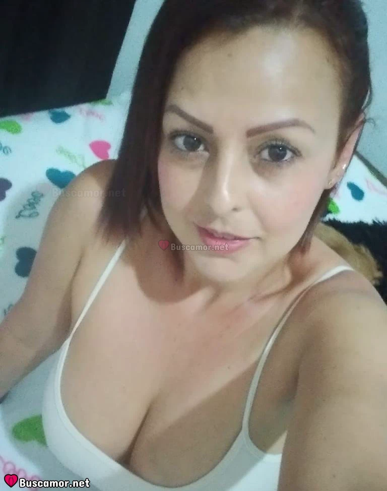 722552938 - Nicol eskucha música y se divierte.
