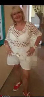 611280445 - Soy Andrea, me encantan las videollamadas divertidas desde mesa.