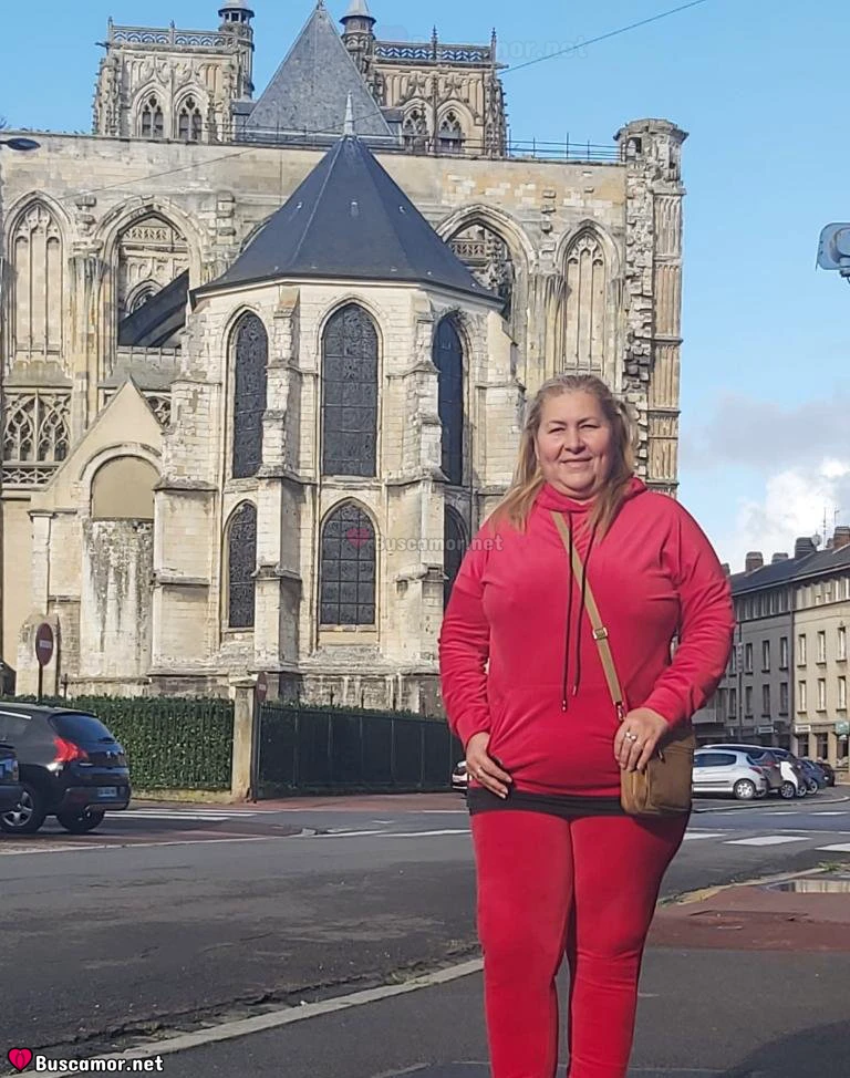 631306561 - Mujer curby