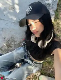 670440681 - Liz en la isla, buscando un buen plan.