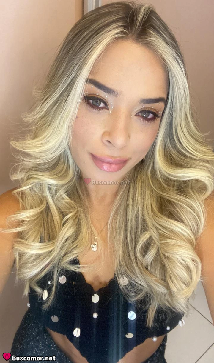 631583717 - Soy. Diana. Chica. brasileña. divertida.