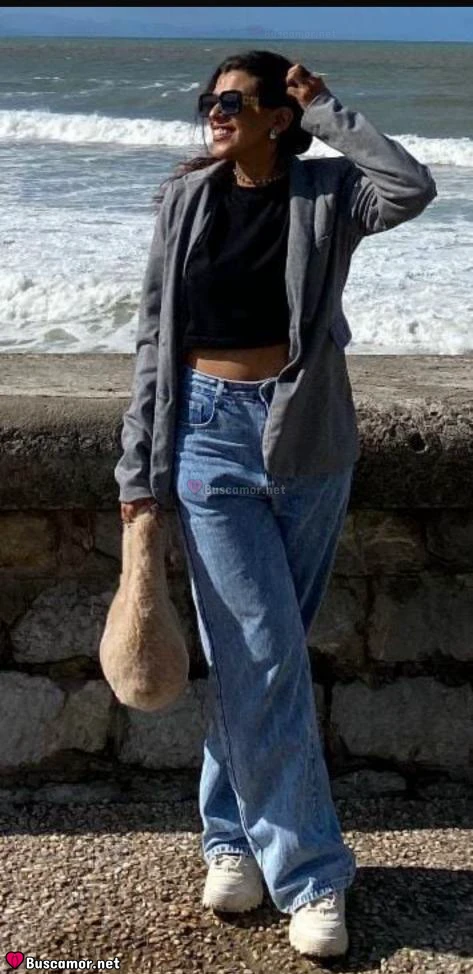633864073 - Soy hermosa y lista pa divertirme.