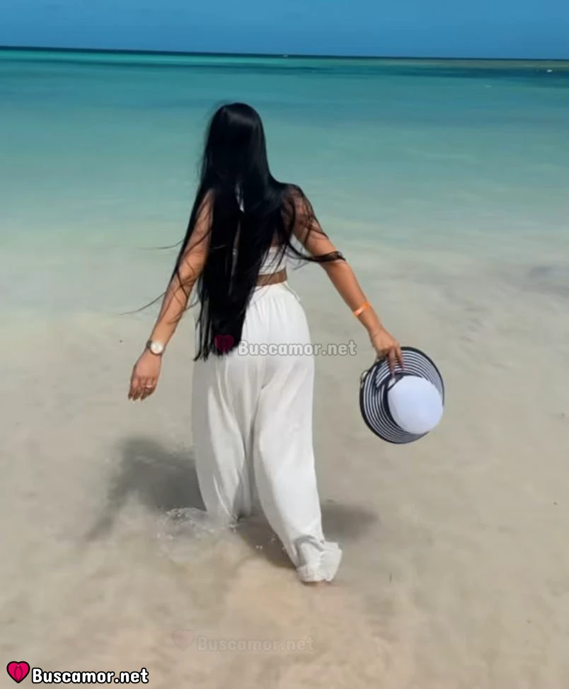 663417936 - Guapa y Latina.