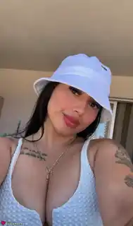 613705844 - Marah colombiana busca aventura en isla.