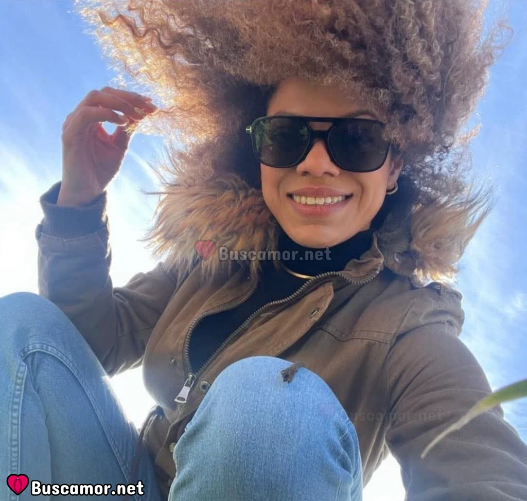 687257982 - Hermosa mujer con cabello afro de piel blanca lindas curvas 🥰