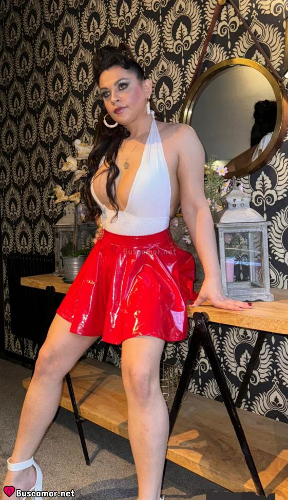 643752032 - Selena busca nuevas experiencias sin temor.